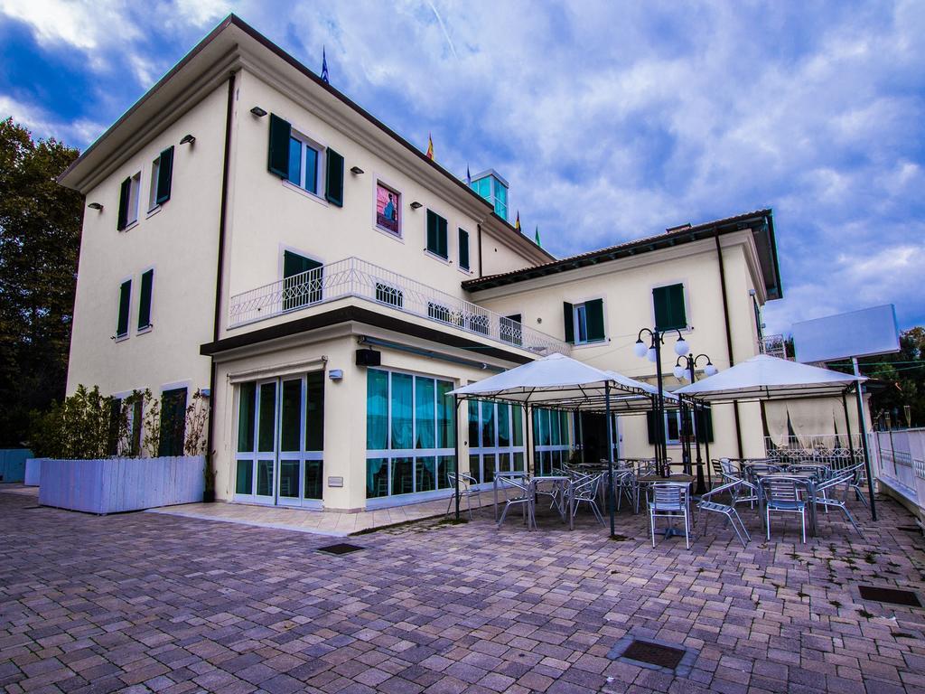 Hotel Butterfly Torre del Lago Puccini Bagian luar foto