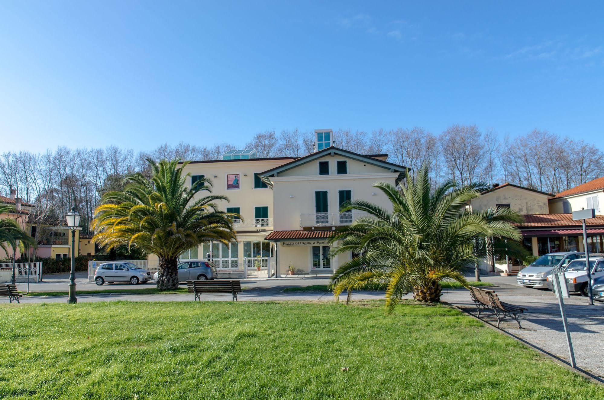 Hotel Butterfly Torre del Lago Puccini Bagian luar foto